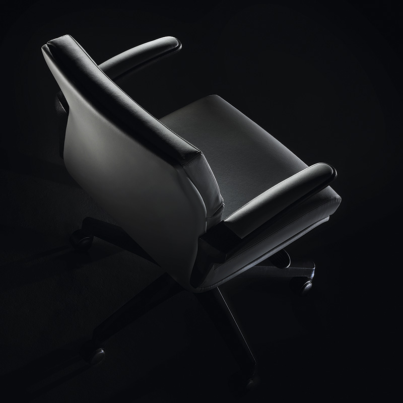 Forma estetica abbinata alla sostanziale varietà di proposte. Design accurato, senza tempo, per una completezza di gamma che arreda raffinatamente l’ufficio direzionale.