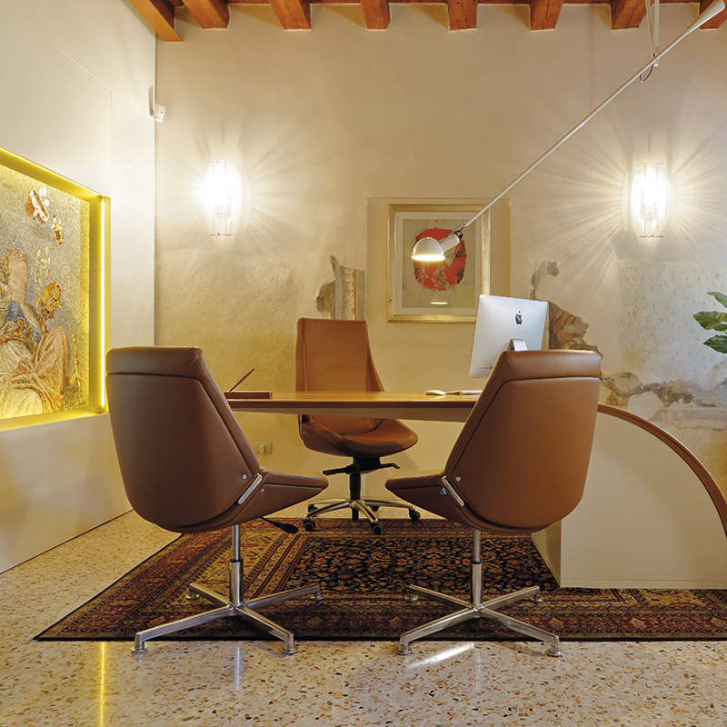 Cuciture sartoriali, braccioli in alluminio, imbottiture in poliuretano espanso flessibile schiumato ignifugo, meccanismo a fulcro avanzato con regolazione della