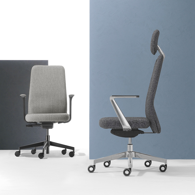 Collezione di poltrone direzionali e semidirezionali versatili, eleganti e pratiche, conformi ad un uso videoterminale anche prolungato grazie ad imbottiture ad alto spessore e meccanismi intuitivi che ne facilitano l’uso.