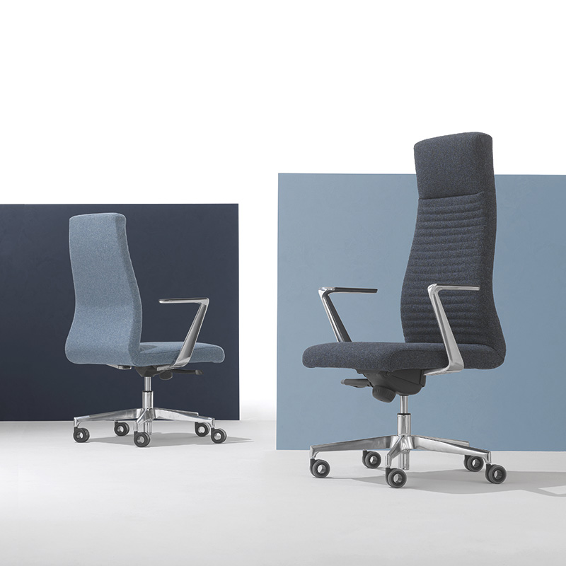 Collezione di sedute direzionali moderne e ricercate nei dettagli, disponibili in due versioni di altezza, due varianti di braccioli, una in alluminio lucidato e una in poliuretano integrale nero con top imbottito e due diverse tipologie di basi, sia in alluminio lucidato sia in nylon. La forma elegante e un’eccellente ergonomia la caratterizzano ulteriormente e la rendono molto versatile in ogni tipo di situazione.