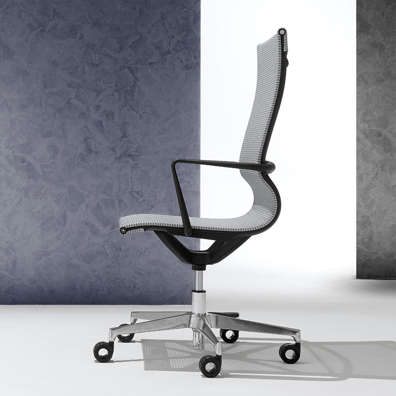 Collezione di poltrone direzionali dove la leggerezza delle forme unita al rivestimento in rete portante traspirante ne caratterizza il design e l’ergonomia. Disponibile in due dimensioni e con movimento di oscillazione integrato nella struttura con movimento permanente continuo che garantisce un costante livello di comodità alla seduta.