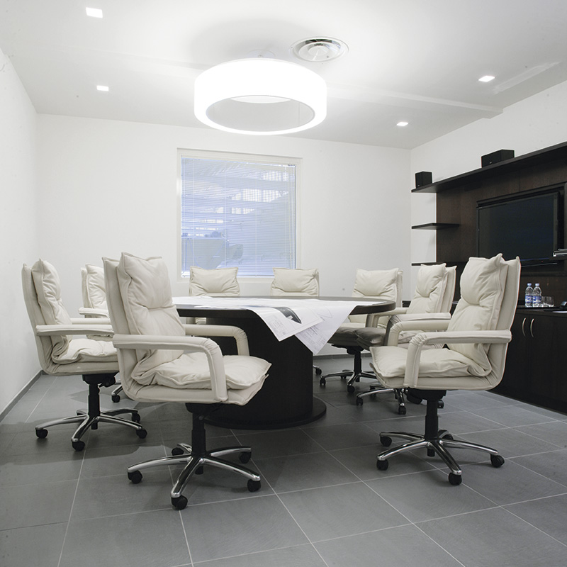 Elegante nelle forme, raffinata nella personalità, avvolgente nel comfort, unica per il suo stile. Tratti distintivi di questa collezione, dove design, materiali e tradizione sartoriale si fondono assieme.