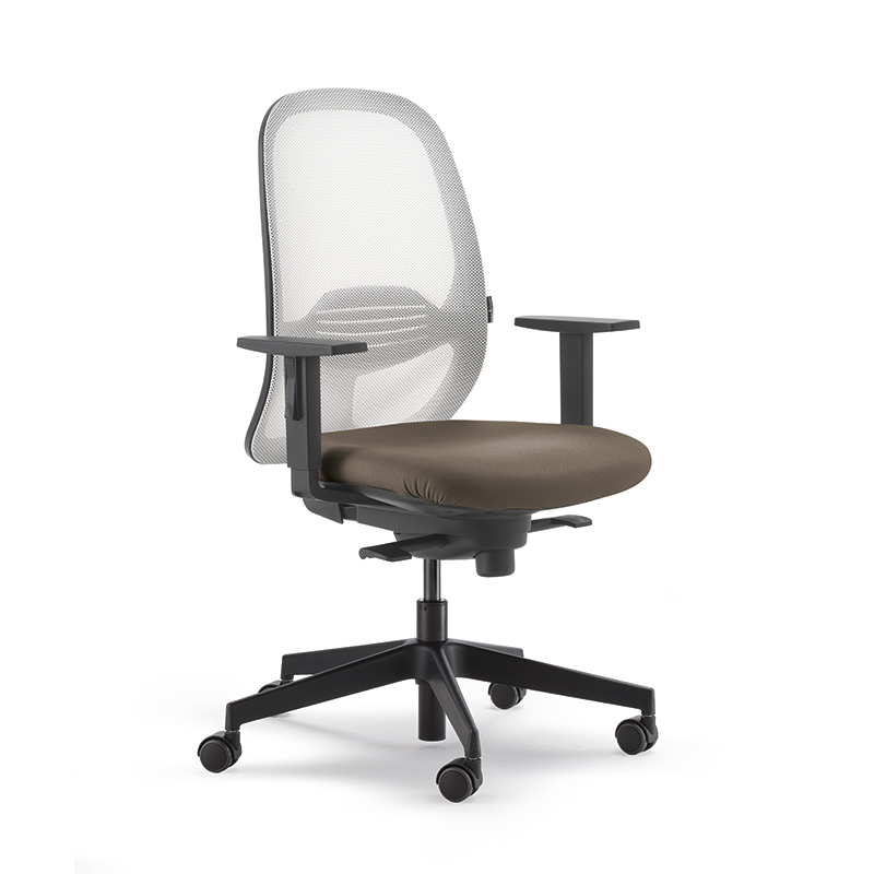 Ergonomica ANDY Dimensioni :H 96 ÷ 108 L 70 Ls 49 P 70 Box Kg: 16 Schienale in rete nera, sedile indeformabile imbottito colore nero, senza braccioli, struttura nera, base a 5 razze Ø 700 mm in nylon nero, ruote Ø 50 mm frenate - Garanzia 7 anni