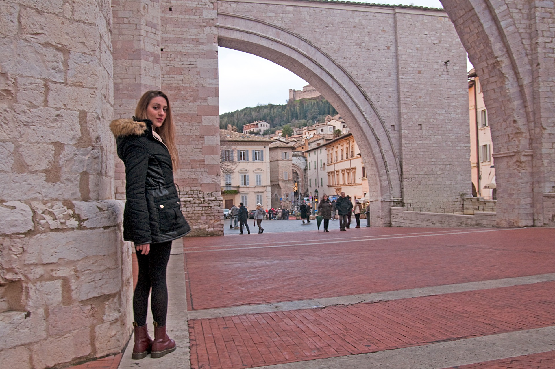 “Ritratto femminile Assisi luce naturale”